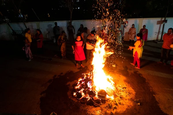 ホリカ ダハンのヒンドゥ祭りをめでたいインドの伝統のために灯された木製のたき火で祝う未確認の人々 — ストック写真