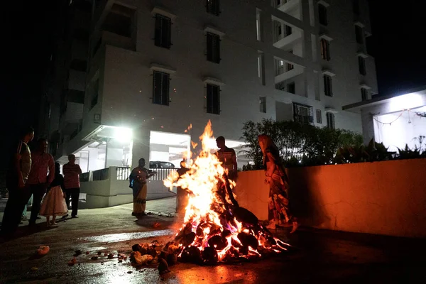 身份不明的人们用篝火点燃的木柴庆祝Holika Dahan的隆重节日 以庆祝这个吉祥的印第安传统 — 图库照片