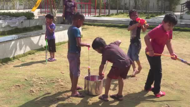Niños Indios Jugando Con Pistolas Agua Parque Infantil — Vídeo de stock