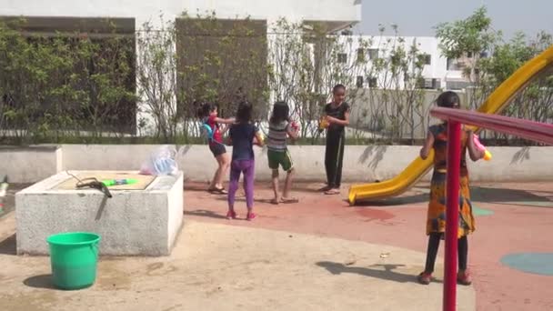 Ινδικά Παιδιά Παίζουν Νεροπίστολα Στην Παιδική Χαρά — Αρχείο Βίντεο
