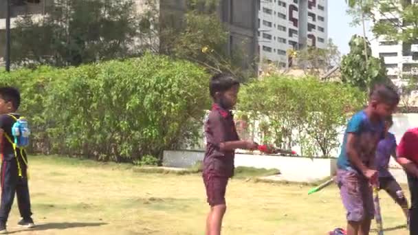 Niños Indios Jugando Con Pistolas Agua Parque Infantil — Vídeo de stock