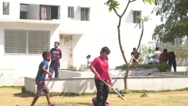 印度小孩在操场上玩水枪 — 图库视频影像