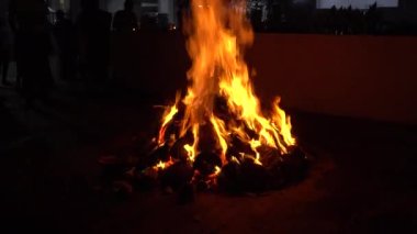 Pune, Maharashtra, Hindistan 9 Mart 2020: Hindu Holi Festivali 'ni kutlayan tanımlanamayan insanlar, Holika Dahan' ı ahşap yakarak kutluyorlar..