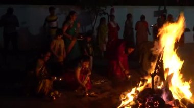 Pune, Maharashtra, Hindistan 9 Mart 2020: Hindu Holi Festivali 'ni kutlayan tanımlanamayan insanlar, Holika Dahan' ı ahşap yakarak kutluyorlar..
