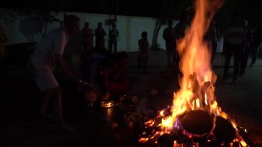 Pune, Maharashtra, Hindistan 9 Mart 2020: Hindu Holi Festivali 'ni kutlayan tanımlanamayan insanlar, Holika Dahan' ı ahşap yakarak kutluyorlar..