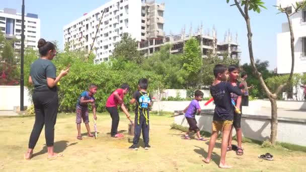 Indiai Gyerekek Játszanak Vízipisztollyal Játszótéren — Stock videók