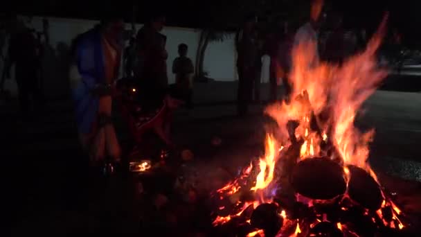 2020年3月9日インド マハラシュトラ州プネー インドの伝統行事のために灯された木製のたき火によってホリ ロフリのヒンドゥ祭りを祝う未確認の人々 — ストック動画