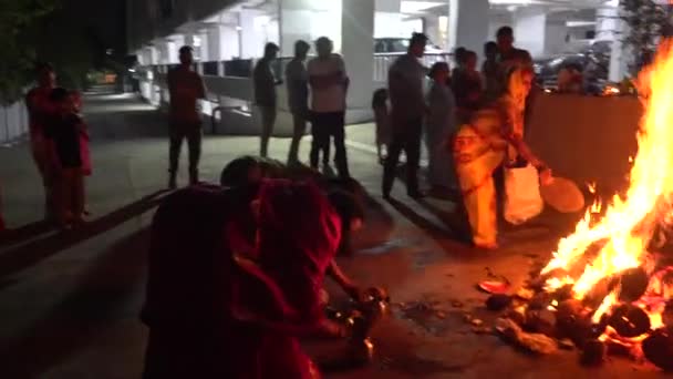 2020年3月9日 印度马哈拉施特拉邦浦那 身份不明的人们用篝火点燃的木柴庆祝霍利卡达汉的印度传统 庆祝胡利节 — 图库视频影像