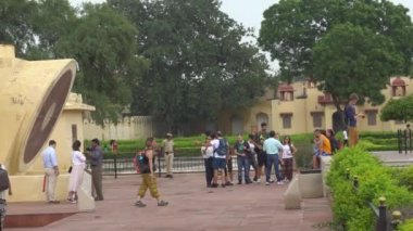 JAIPUR, INDIA - CIRCA 13 AĞUSTOS 2019 - İnsanlar Astronomik Gözlemevi 'ni (Jantar Mantar) ziyaret ediyor. Astronomik Gözlemevi, Maharaja Jai Singh II tarafından 1727-1734 yılında inşa edilmiştir..