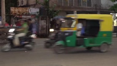 JAIPUR, INDIA - 10 AĞUSTOS 2019: Vibrant cadde trafiği Jaipur, Hindistan 'da gece vakti popüler bir pazarın önünden geçiyor