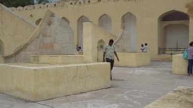 JAIPUR, INDIA - CIRCA 13 AĞUSTOS 2019 - İnsanlar Astronomik Gözlemevi 'ni (Jantar Mantar) ziyaret ediyor. Astronomik Gözlemevi, Maharaja Jai Singh II tarafından 1727-1734 yılında inşa edilmiştir..