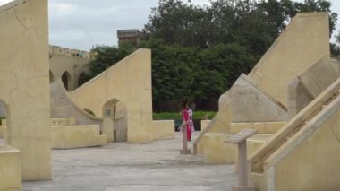JAIPUR, INDIA - CIRCA 13 AĞUSTOS 2019 - İnsanlar Astronomik Gözlemevi 'ni (Jantar Mantar) ziyaret ediyor. Astronomik Gözlemevi, Maharaja Jai Singh II tarafından 1727-1734 yılında inşa edilmiştir..