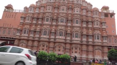 JAIPUR, INDIA 12 AĞUSTOS 2019: Rajasthan 'ın pembe kenti Jaipur' da, Rüzgarlar Sarayı olarak da bilinen Hawa Mahal 'de sokak manzarası