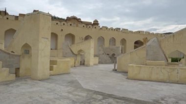 JAIPUR, INDIA - CIRCA 13 AĞUSTOS 2019 - İnsanlar Astronomik Gözlemevi 'ni (Jantar Mantar) ziyaret ediyor. Astronomik Gözlemevi, Maharaja Jai Singh II tarafından 1727-1734 yılında inşa edilmiştir..