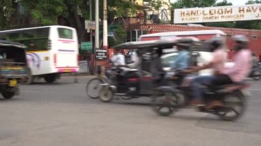 JAIPUR, INDIA - 10 AĞUSTOS 2019: Jaipur, Hindistan 'da popüler bir pazarın önünden geçen hareketli sokak trafiği