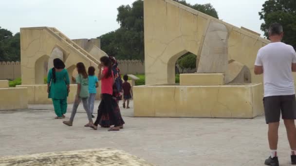 Jaipur India Circa August 2019 Люди Відвідують Астрономічну Обсерваторію Янтар — стокове відео