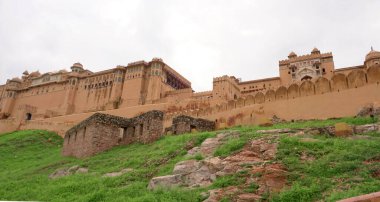 JAIPUR, INDIA, 14 AĞUSTOS 2019:::: Amer Kalesi, Jaipur, Hindistan 'ın ve UNESCO' nun Dünya Mirası 'nın başlıca turistik merkezlerinden biridir.