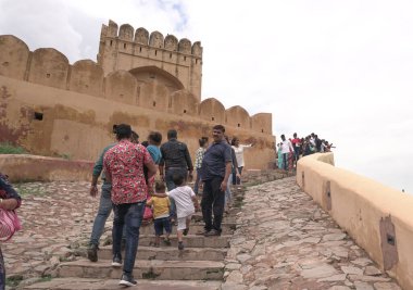 JAIPUR, INDIA, 14 AĞUSTOS 2019::: Dünyanın dört bir yanından Amer Kalesi, Jaipur 'a yürüyen turist kalabalığı, Hindistan' ın ve UNESCO 'nun Dünya Mirası' nın başlıca turistik merkezlerinden biri.