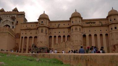 JAIPUR, INDIA, 14 AĞUSTOS 2019::: Dünyanın dört bir yanından Amer Kalesi, Jaipur 'a yürüyen turist kalabalığı, Hindistan' ın ve UNESCO 'nun Dünya Mirası' nın başlıca turistik merkezlerinden biri.