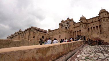 JAIPUR, INDIA, 14 AĞUSTOS 2019::: Dünyanın dört bir yanından Amer Kalesi, Jaipur 'a yürüyen turist kalabalığı, Hindistan' ın ve UNESCO 'nun Dünya Mirası' nın başlıca turistik merkezlerinden biri.