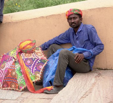 JAIPUR, INDIA, 14 AĞUSTOS 2019: Amer Kalesi, Jaipur 'da satıcı, Hindistan ve UNESCO' nun dünya mirası alanlarının başlıca turistik merkezlerinden biri.