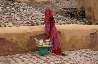 JAIPUR, INDIA, 14 AĞUSTOS 2019: Amer Fort, Jaipur 'da satıcı kadın, Hindistan ve UNESCO' nun dünya mirası alanlarının en önemli turistik yerlerinden biri.