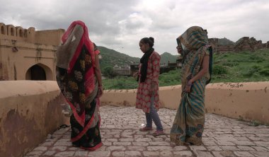 JAIPUR, INDIA, 14 AĞUSTOS 2019::: Dünyanın dört bir yanından Amer Kalesi, Jaipur 'a yürüyen turist kalabalığı, Hindistan' ın ve UNESCO 'nun Dünya Mirası' nın başlıca turistik merkezlerinden biri.