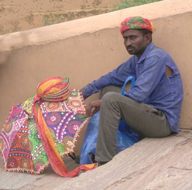 JAIPUR, INDIA, 14 AĞUSTOS 2019: Amer Kalesi, Jaipur 'da satıcı, Hindistan ve UNESCO' nun dünya mirası alanlarının başlıca turistik merkezlerinden biri.