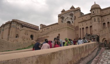 JAIPUR, INDIA, 14 AĞUSTOS 2019::: Dünyanın dört bir yanından Amer Kalesi, Jaipur 'a yürüyen turist kalabalığı, Hindistan' ın ve UNESCO 'nun Dünya Mirası' nın başlıca turistik merkezlerinden biri.