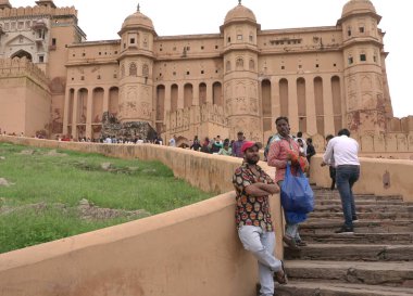 JAIPUR, INDIA, 14 AĞUSTOS 2019::: Dünyanın dört bir yanından Amer Kalesi, Jaipur 'a yürüyen turist kalabalığı, Hindistan' ın ve UNESCO 'nun Dünya Mirası' nın başlıca turistik merkezlerinden biri.