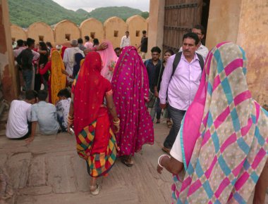 JAIPUR, INDIA, 14 AĞUSTOS 2019::: Dünyanın dört bir yanından Amer Kalesi, Jaipur 'a yürüyen turist kalabalığı, Hindistan' ın ve UNESCO 'nun Dünya Mirası' nın başlıca turistik merkezlerinden biri.