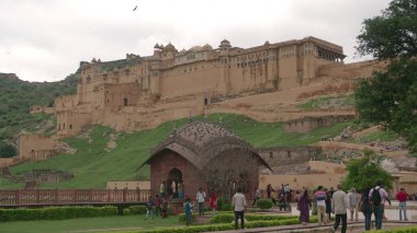 JAIPUR, INDIA, 14 AĞUSTOS 2019::: Dünyanın dört bir yanından Amer Kalesi, Jaipur 'a yürüyen turist kalabalığı, Hindistan' ın ve UNESCO 'nun Dünya Mirası' nın başlıca turistik merkezlerinden biri.