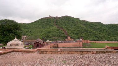 JAIPUR, INDIA, 14 AĞUSTOS 2019::: Dünyanın dört bir yanından Amer Kalesi, Jaipur 'a yürüyen turist kalabalığı, Hindistan' ın ve UNESCO 'nun Dünya Mirası' nın başlıca turistik merkezlerinden biri.