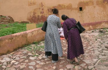 JAIPUR, INDIA, 14 AĞUSTOS 2019::: Dünyanın dört bir yanından Amer Kalesi, Jaipur 'a yürüyen turist kalabalığı, Hindistan' ın ve UNESCO 'nun Dünya Mirası' nın başlıca turistik merkezlerinden biri.