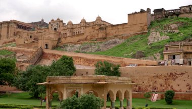 JAIPUR, INDIA, 14 AĞUSTOS 2019:::: Amer Kalesi, Jaipur, Hindistan 'ın ve UNESCO' nun Dünya Mirası 'nın başlıca turistik merkezlerinden biridir.