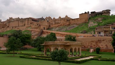 JAIPUR, INDIA, 14 AĞUSTOS 2019:::: Amer Kalesi, Jaipur, Hindistan 'ın ve UNESCO' nun Dünya Mirası 'nın başlıca turistik merkezlerinden biridir.