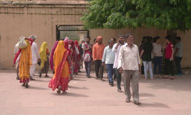 JAIPUR, INDIA, 14 AĞUSTOS 2019::: Dünyanın dört bir yanından Amer Kalesi, Jaipur 'a yürüyen turist kalabalığı, Hindistan' ın ve UNESCO 'nun Dünya Mirası' nın başlıca turistik merkezlerinden biri.