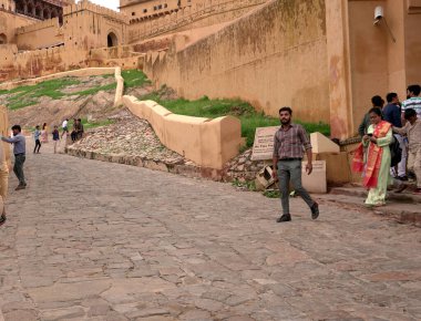JAIPUR, INDIA, 14 AĞUSTOS 2019::: Dünyanın dört bir yanından Amer Kalesi, Jaipur 'a yürüyen turist kalabalığı, Hindistan' ın ve UNESCO 'nun Dünya Mirası' nın başlıca turistik merkezlerinden biri.