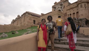 JAIPUR, INDIA, 14 AĞUSTOS 2019::: Dünyanın dört bir yanından Amer Kalesi, Jaipur 'a yürüyen turist kalabalığı, Hindistan' ın ve UNESCO 'nun Dünya Mirası' nın başlıca turistik merkezlerinden biri.