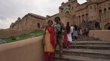 JAIPUR, INDIA, 14 AĞUSTOS 2019::: Dünyanın dört bir yanından Amer Kalesi, Jaipur 'a yürüyen turist kalabalığı, Hindistan' ın ve UNESCO 'nun Dünya Mirası' nın başlıca turistik merkezlerinden biri.