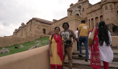 JAIPUR, INDIA, 14 AĞUSTOS 2019::: Dünyanın dört bir yanından Amer Kalesi, Jaipur 'a yürüyen turist kalabalığı, Hindistan' ın ve UNESCO 'nun Dünya Mirası' nın başlıca turistik merkezlerinden biri.