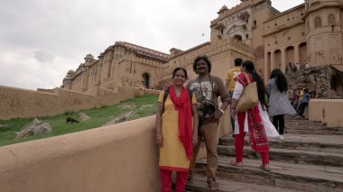 JAIPUR, INDIA, 14 AĞUSTOS 2019::: Dünyanın dört bir yanından Amer Kalesi, Jaipur 'a yürüyen turist kalabalığı, Hindistan' ın ve UNESCO 'nun Dünya Mirası' nın başlıca turistik merkezlerinden biri.