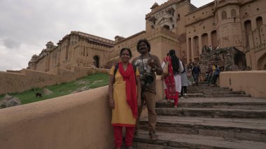 JAIPUR, INDIA, 14 AĞUSTOS 2019::: Dünyanın dört bir yanından Amer Kalesi, Jaipur 'a yürüyen turist kalabalığı, Hindistan' ın ve UNESCO 'nun Dünya Mirası' nın başlıca turistik merkezlerinden biri.