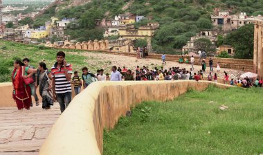 JAIPUR, INDIA, 14 AĞUSTOS 2019::: Dünyanın dört bir yanından Amer Kalesi, Jaipur 'a yürüyen turist kalabalığı, Hindistan' ın ve UNESCO 'nun Dünya Mirası' nın başlıca turistik merkezlerinden biri.