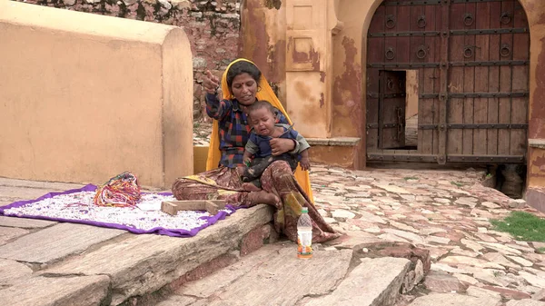 Jaipur India August 2019 Vrouw Met Haar Kind Amber Fort — Stockfoto