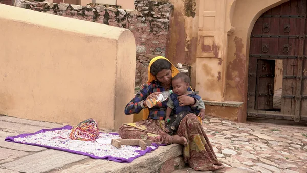 Jaipur India Agosto 2019 Mujer Con Hijo Sentada Fuerte Ámbar — Foto de Stock