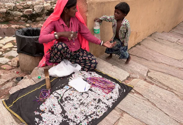Jaipur India Agosto 2019 Mujer Con Hijo Sentada Fuerte Ámbar — Foto de Stock