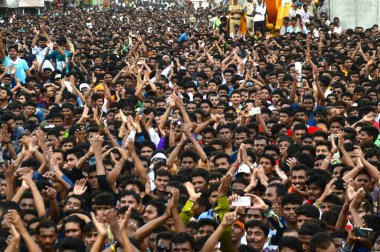 AMRAVATI, MAHARASHTRA, INDIA - 28 AĞUSTOS 2016: Tanrı Krishna 'nın Doğumunu kutlamak için Dahi Handi festivalinde 