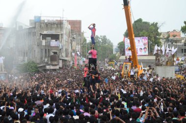 AMRAVATI, MAHARASHTRA, INDIA - 28 AĞUSTOS 2016: Tanrı Krishna 'nın Doğumunu kutlamak için Dahi Handi festivalinde 