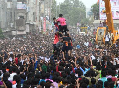 AMRAVATI, MAHARASHTRA, INDIA - 28 AĞUSTOS 2016: Tanrı Krishna 'nın Doğumunu kutlamak için Dahi Handi festivalinde 